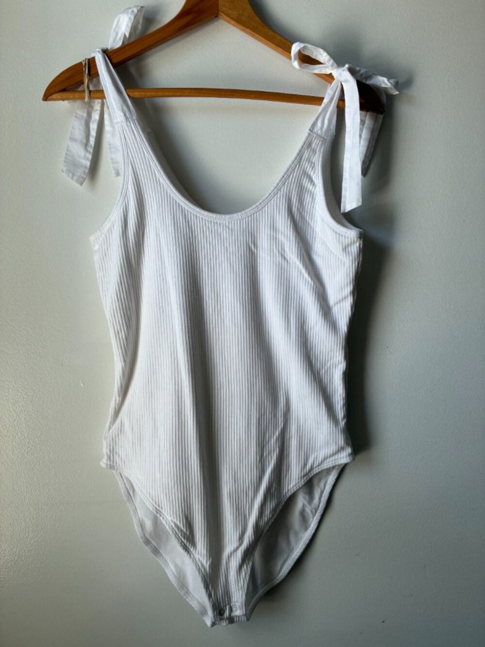 EUC OLD NAVY WHITE RIBBED SCOOP NECK TANK BODYSUIT TIE SHOULDERS SIZE M
